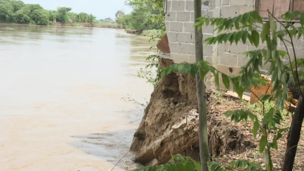 Creciente del Río de La Sierra reactiva erosión en El Cedral en Villahermosa, Tabasco