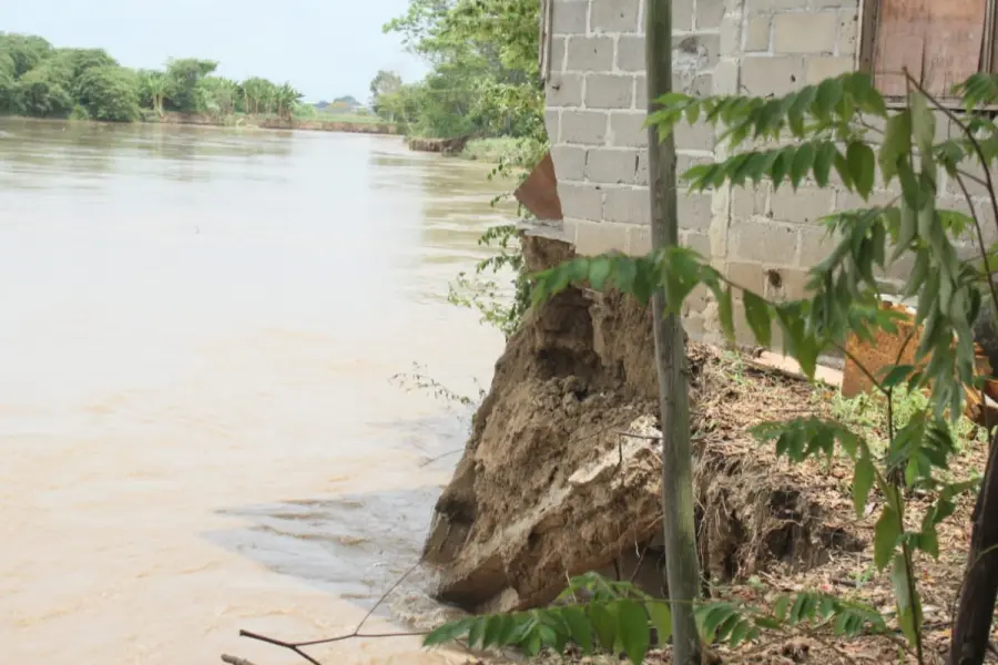 Creciente del Río de La Sierra reactiva erosión en El Cedral en Villahermosa, Tabasco