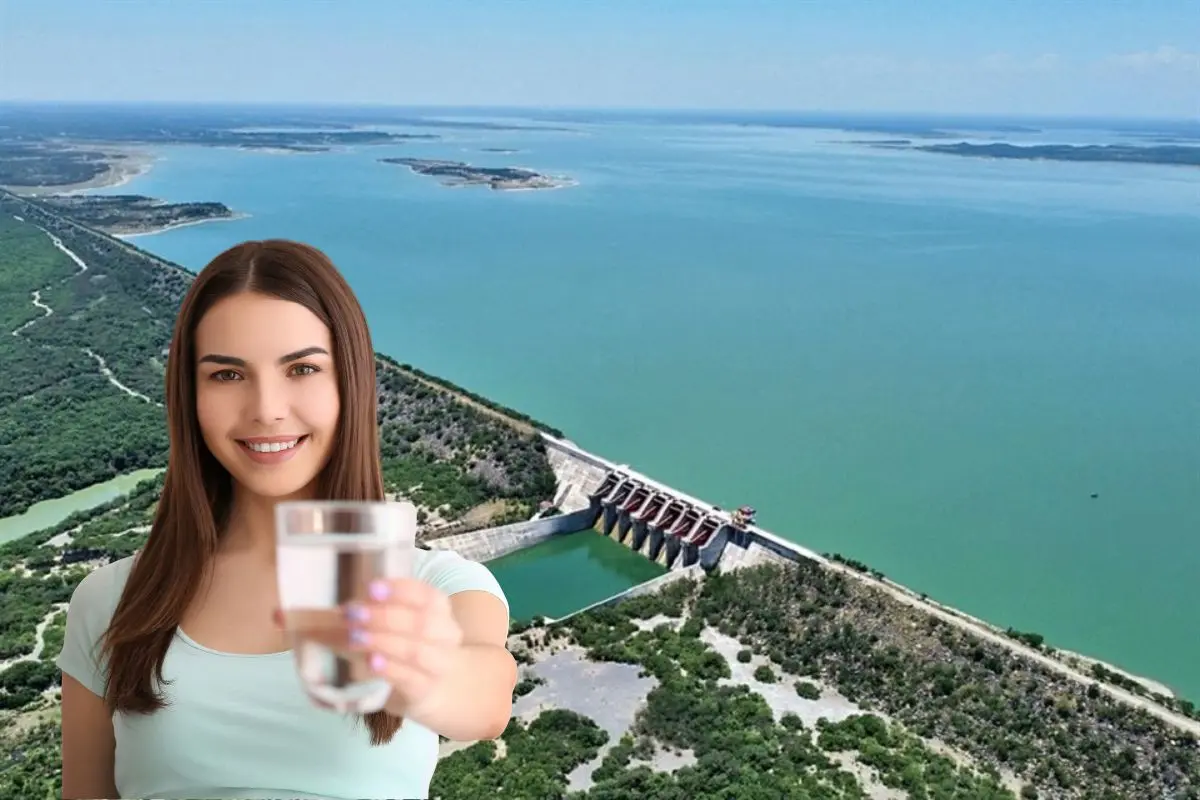 Presa El Cuchillo de fondo con una mujer con un vaso de agua Foto: Canva