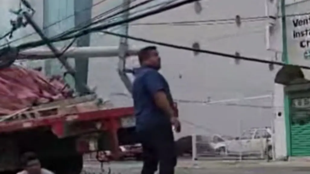 Camión choca y se lleva poste de luz en avenida Lázaro Cárdenas
