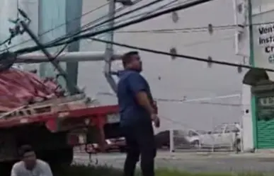 Camión choca y se lleva poste de luz en avenida Lázaro Cárdenas