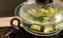 ¿El agua de cocción sirve como fertilizante? Esto es lo que debes saber