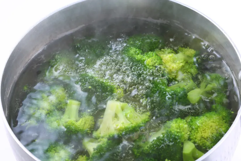 Conoce una manera eficaz de usar el agua de cocción de verduras para nutrir tus plantas y embellecer tu jardín. Foto: Canva