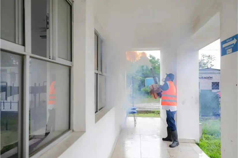 Fumigación de albergues para prevenir riesgos sanitarios. Foto: Axel Hassel
