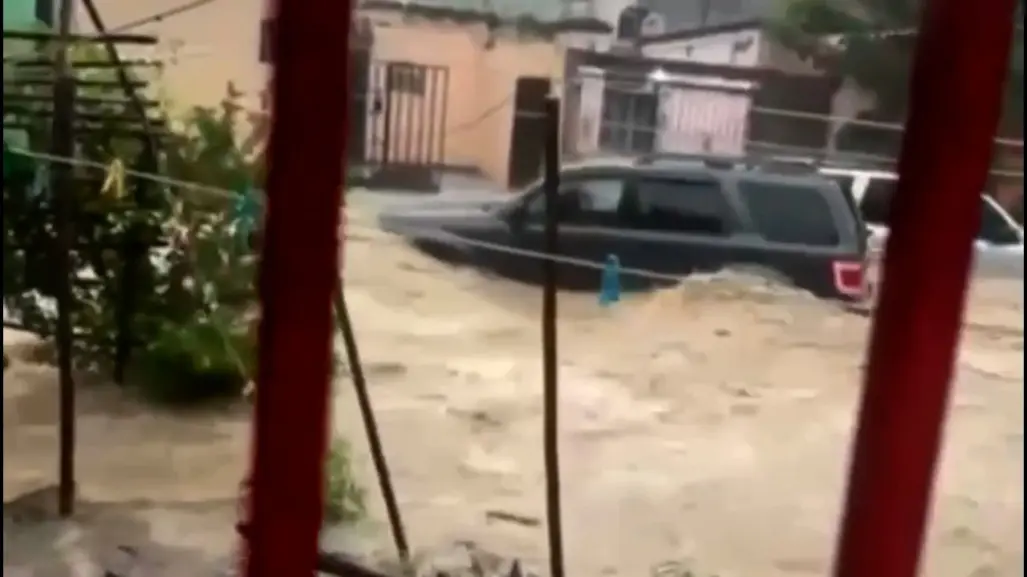 Lluvia intensa inunda calles y puentes en San Luis Potosí