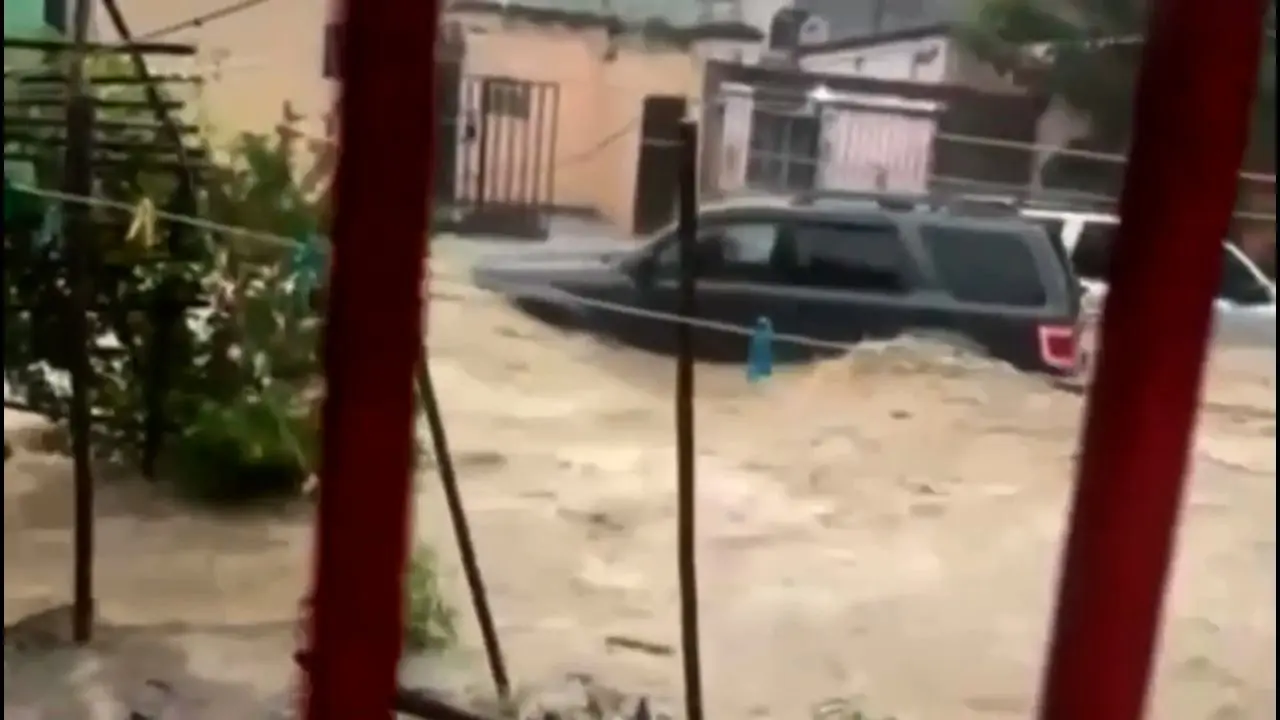 Lluvia intensa inunda calles y puentes en San Luis Potosí. Foto: CNN