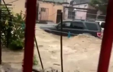 Lluvia intensa inunda calles y puentes en San Luis Potosí
