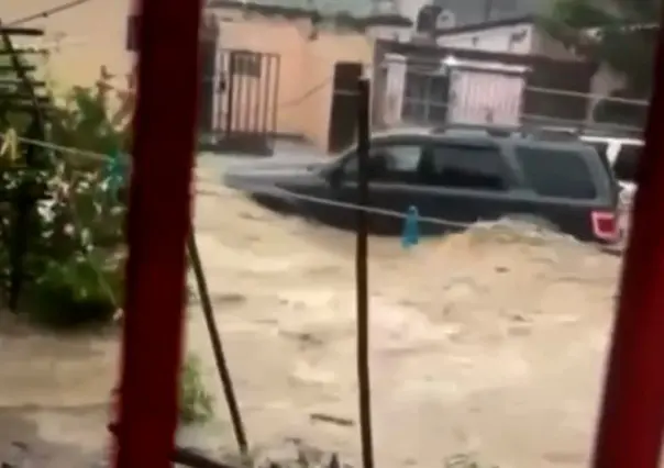 Lluvia intensa inunda calles y puentes en San Luis Potosí