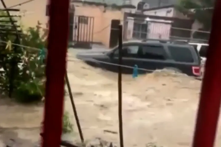 Lluvia intensa inunda calles y puentes en San Luis Potosí