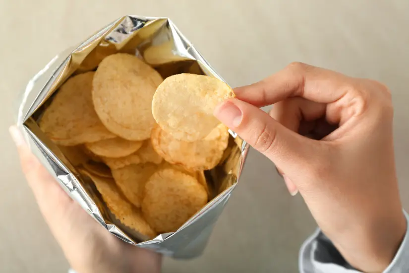 Un reciente análisis de Profeco muestra las marcas de papitas con el menor nivel de grasas saturadas y sodio. Foto: Canva