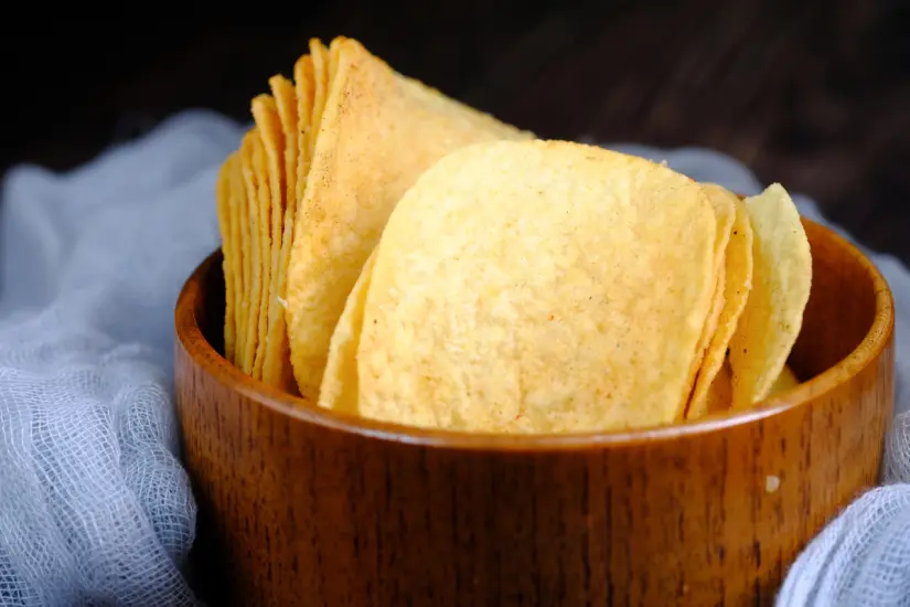 Profeco ha realizado un estudio que identifica las papitas más bajas en grasas saturadas y sodio, guiando a los consumidores. Foto: Canva