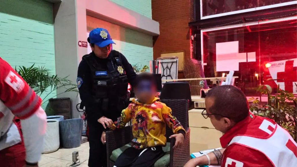 Policías de CDMX rescatan a niño que huyó de casa para explorar Chapultepec; ya buscan a su familia