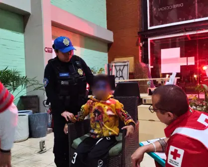Policías de CDMX rescatan a niño que huyó de casa para explorar Chapultepec; ya buscan a su familia