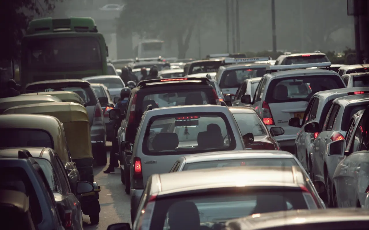 Autos en el tráfico de una ciudad. Foto: Canva