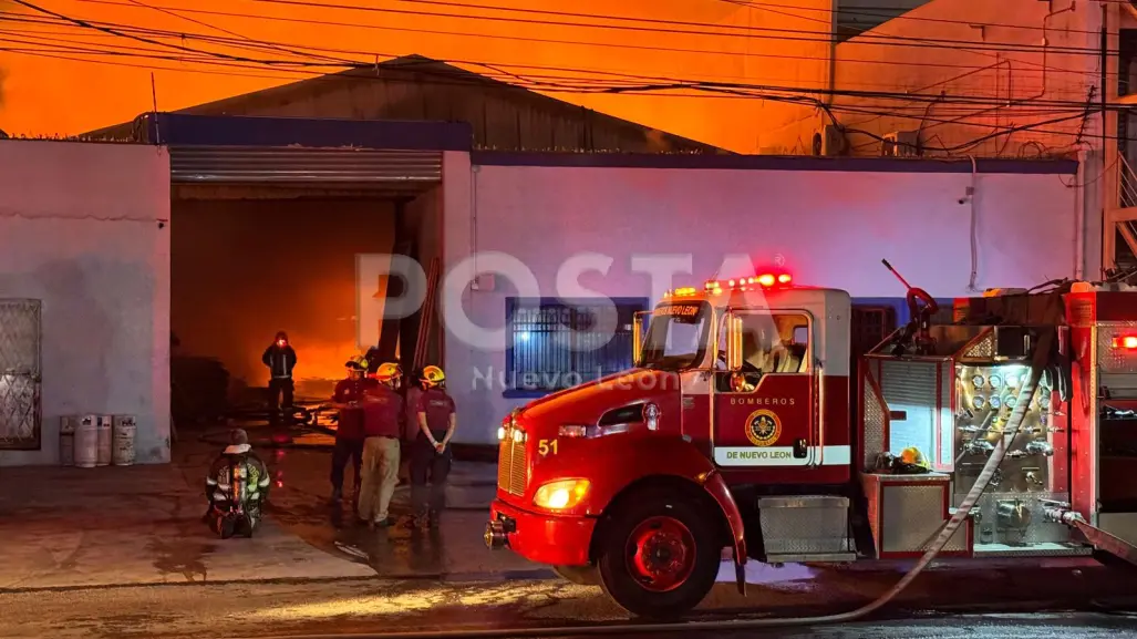 VIDEO | Incendio consume y deja daños en tarimera de Escobedo