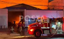 VIDEO | Incendio consume y deja daños en tarimera de Escobedo