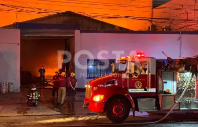 VIDEO | Incendio consume y deja daños en tarimera de Escobedo