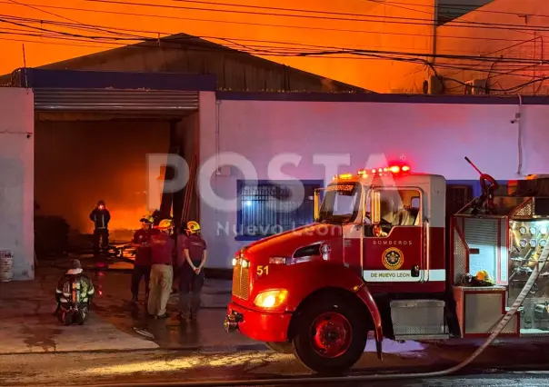VIDEO | Incendio consume y deja daños en tarimera de Escobedo