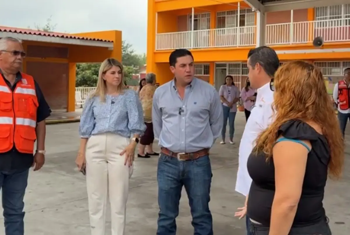 El alcalde de Salinas Victoria, Raúl Cantú, visita la secundaria Enrique Beltrán, donde construirán tres aulas más. Foto: Facebook Raúl Cantú