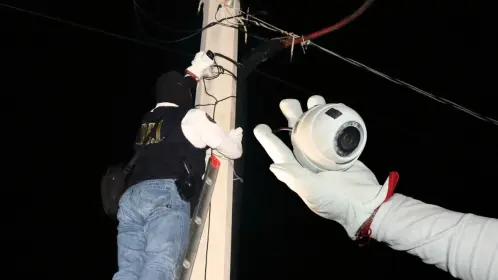 Retiran cámaras colocadas sin autorización en postes públicos en Mérida