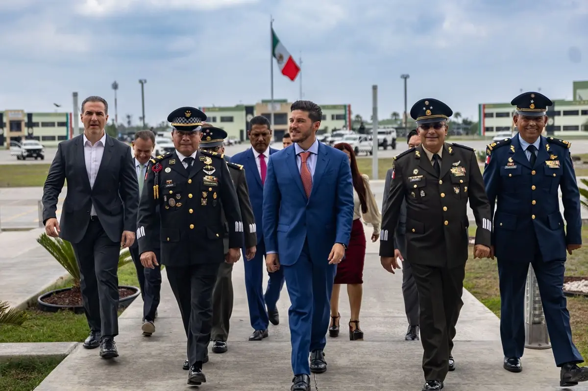 El gobernador de Nuevo León, Samuel García Sepúlveda, participó en la ceremonia del sexto aniversario de la Guardia Nacional en la Séptima Zona Militar de Apodaca. Foto: Gobierno de Nuevo León