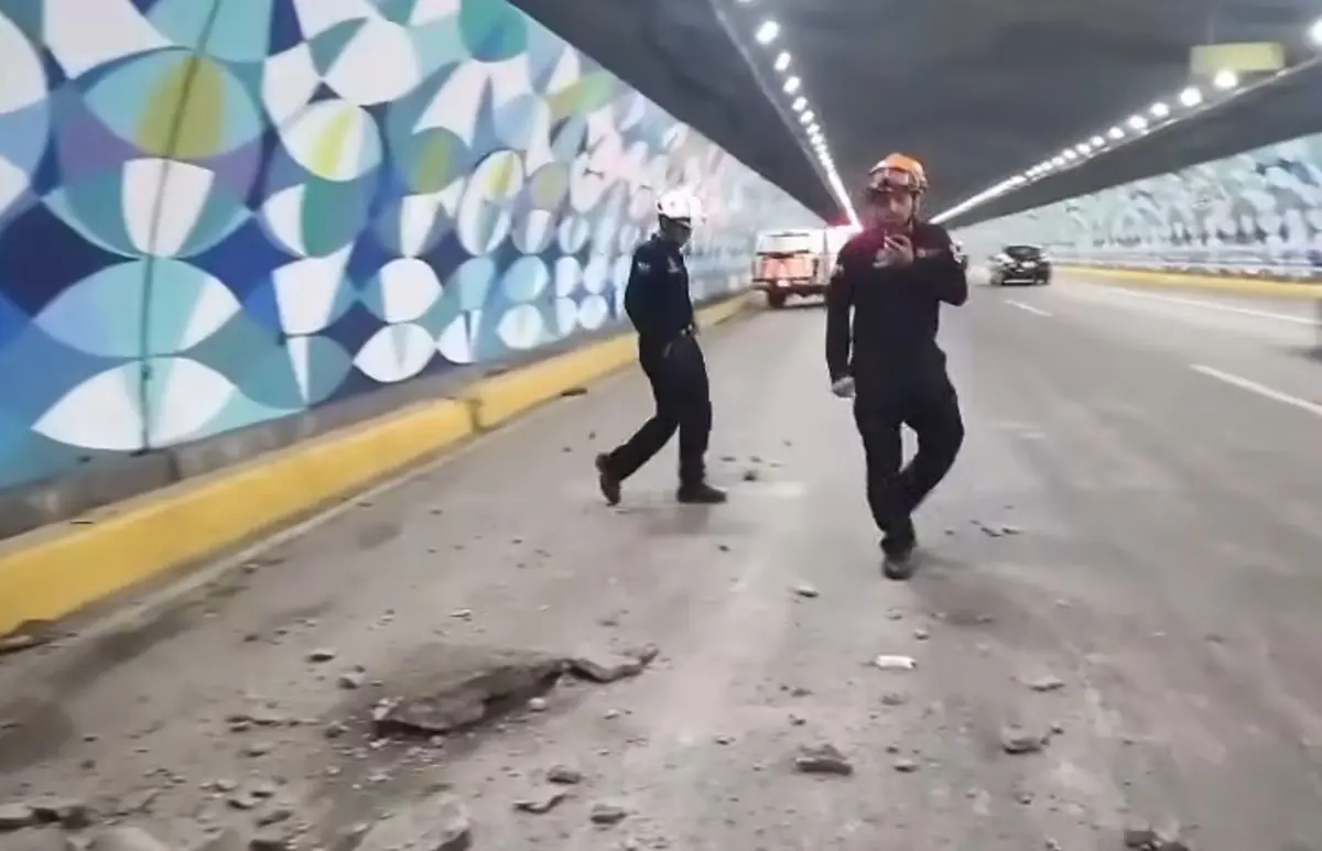 Elementos de Protección Civil de Nuevo León abanderan el área donde se desprendió concreto del techo del túnel de la Loma Larga en los carriles de circulación de San Pedro a Monterrey. Foto: Facebook Protección Civil de Nuevo León
