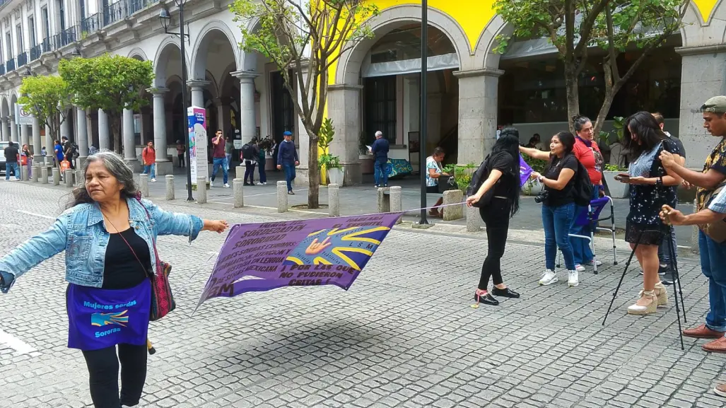 Ganadora de medalla "María Teresa Medina" protesta por contratación de agresor
