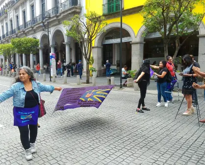 Ganadora de medalla "María Teresa Medina" protesta por contratación de agresor