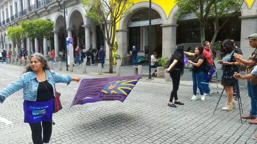 Ganadora de medalla "María Teresa Medina" protesta por contratación de agresor