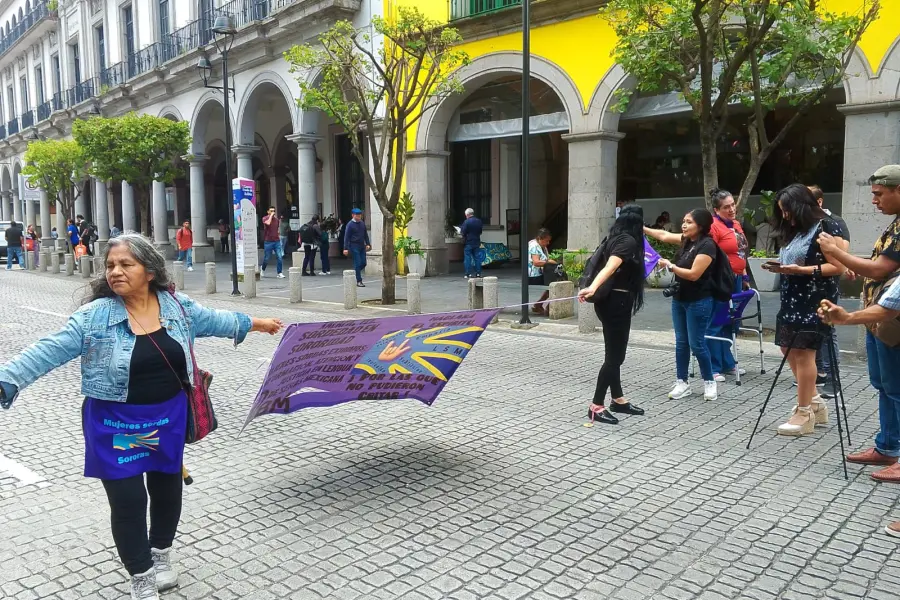 Ganadora de medalla "María Teresa Medina" protesta por contratación de agresor