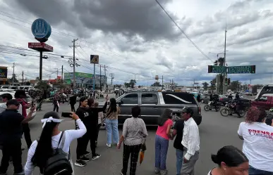 Ciudadanos se manifiestan desde el lugar donde perdió la vida Chuy en accidente con estatales