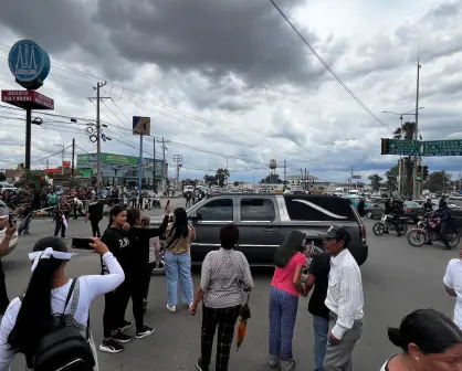 Ciudadanos se manifiestan desde el lugar donde perdió la vida Chuy en accidente con estatales
