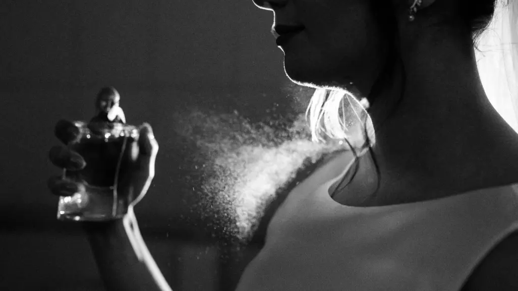 3 perfumes para mujeres de 55 años que duran más de 8 horas
