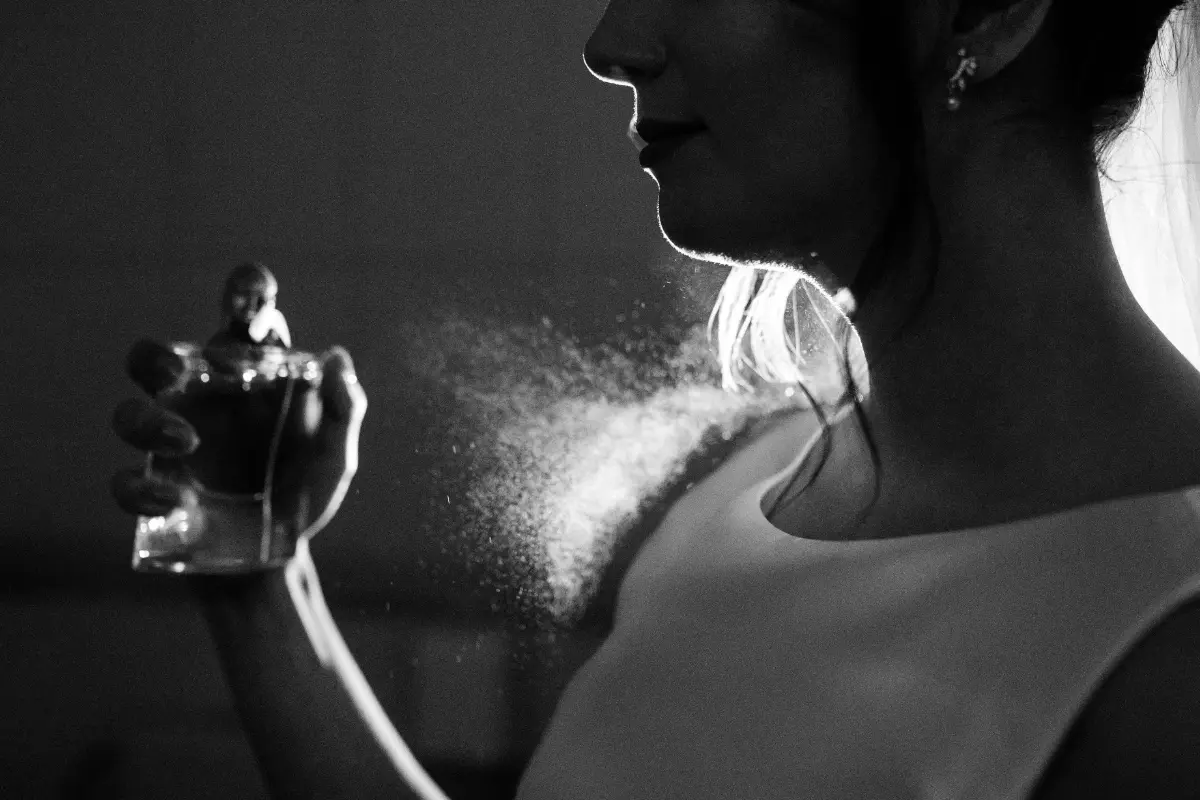 Las mujeres de 55 años prefieren los perfumes clásicos y de larga duración. Foto: Canva