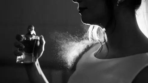 3 perfumes para mujeres de 55 años que duran más de 8 horas