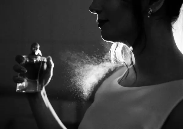 3 perfumes para mujeres de 55 años que duran más de 8 horas