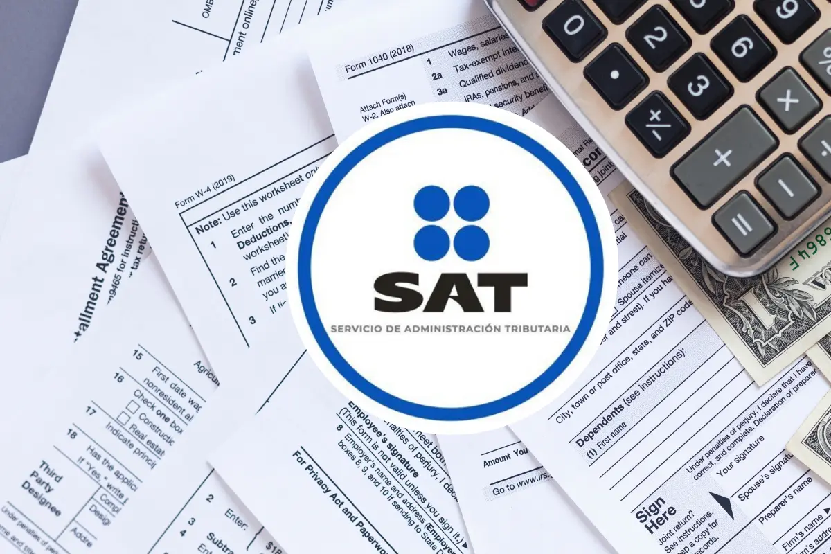 Logo del SAT y papeles y calculadora. Foto: SAT / Canva