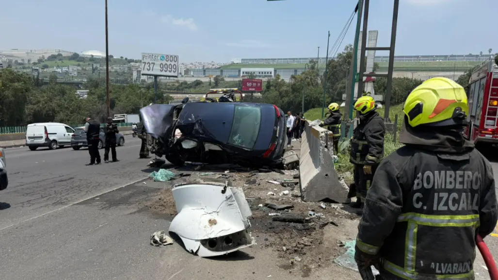 Tráiler embiste y arrastra auto en la México Querétaro; hay dos heridos