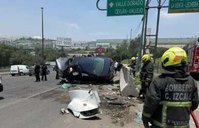 Tráiler embiste y arrastra auto en la México Querétaro; hay dos heridos