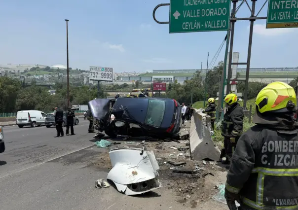 Tráiler embiste y arrastra auto en la México Querétaro; hay dos heridos