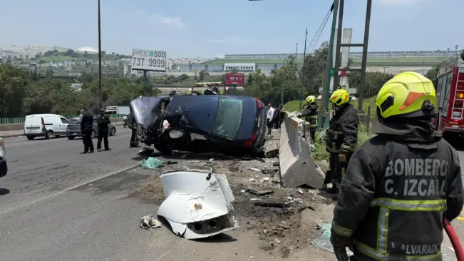Tráiler embiste y arrastra auto en la México Querétaro; hay dos heridos