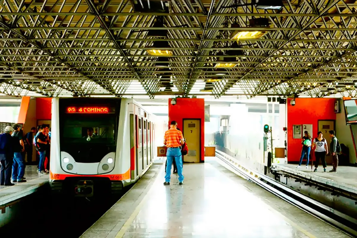 Andén de línea 2 del Metro en CDMX. Foto: @MetroCDMX | Canva