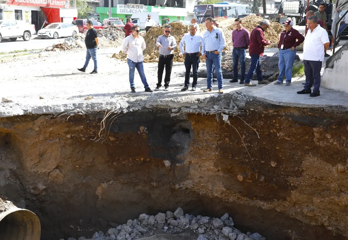 El alcalde de Escobedo, Andrés Mijes, informó que se registra un 45 por ciento de avance en la reparación del socavón en la colonia Santa Lucía. Foto: Gobierno de Escobedo