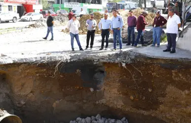 Andrés Mijes supervisa reparación de socavón en la colonia Santa Lucía de Escobedo