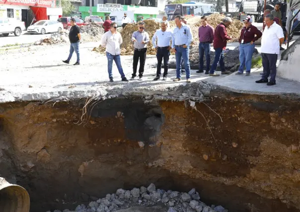 Andrés Mijes supervisa reparación de socavón en la colonia Santa Lucía de Escobedo