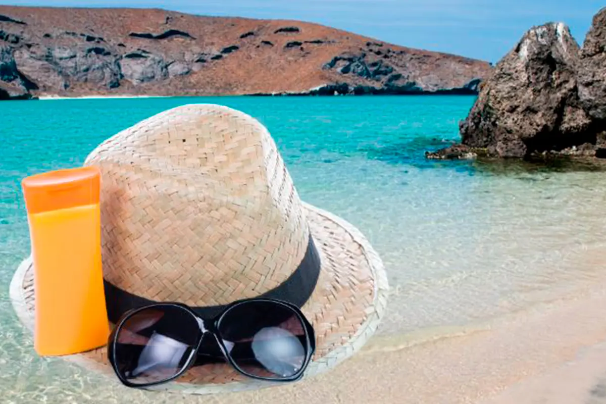 Sombrero, lentes oscuros y un buen bloqueador, no debe faltar si vas de paseo a Balandra o a cualquier otra playa de BCS. Fotos: Canva.