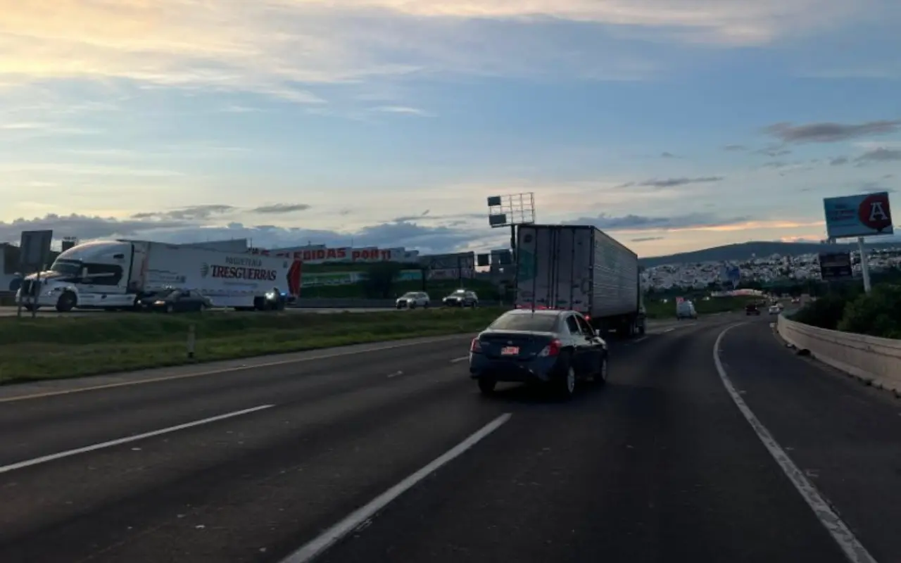 km 205+050 de la autopista (1720) México-Querétaro. Foto: X/ @GN_Carreteras (Canva)