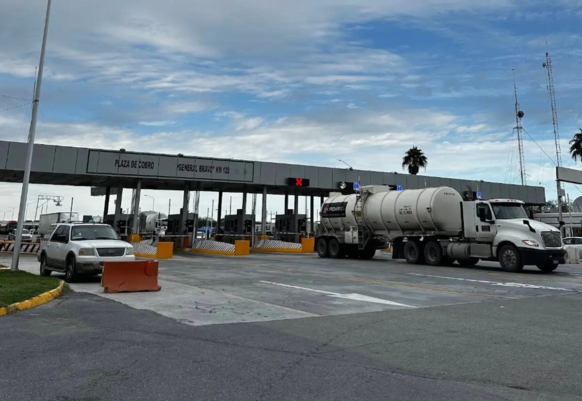 En la imagen varios vehículos cruzan la caseta Cadereyta - La Sierrita del municipio de General Bravo, Nuevo León. Foto: Operadora de Autopistas del Noreste