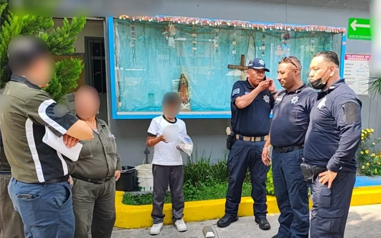 El menor afectado y su padre, acompañados por autoridades municipales de Ecatepec. Foto: Especial