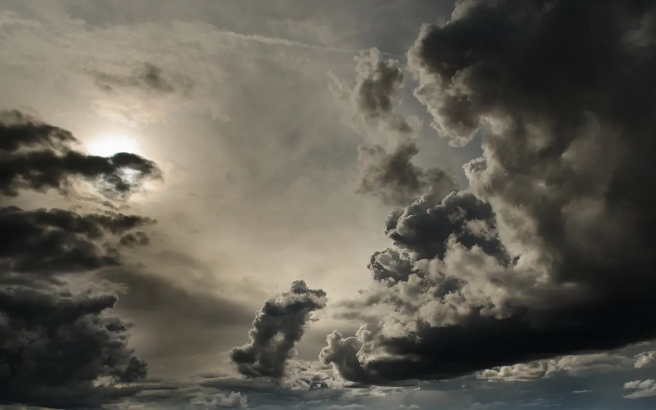 Cielo medio nublado con posibles lluvias. Foto: Canva